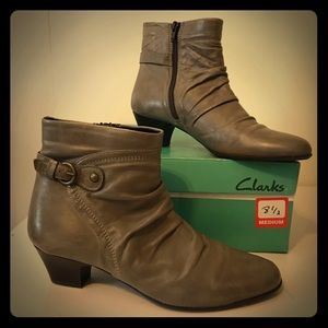 Clarks taupe leather ankle boots - 8 1/2 M